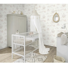 Kinderzimmer mit Babybett, Wickeltisch, Schrank und Tapete mit Märchenschlossmuster