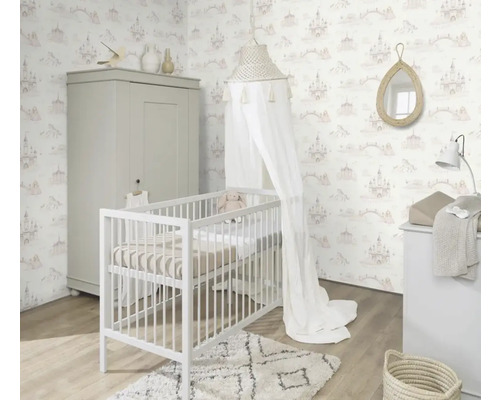 Kinderzimmer mit Babybett, Wickeltisch, Schrank und Tapete mit Märchenschlossmuster