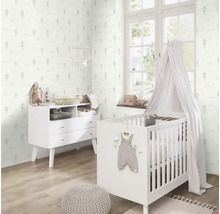 Babyzimmer mit Kommode, Kinderbett mit Baldachin und Tapete mit Heißluftballonmuster