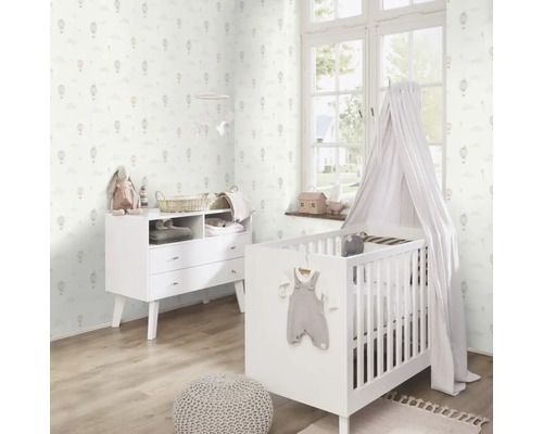 Babyzimmer mit Kommode, Kinderbett mit Baldachin und Tapete mit Heißluftballonmuster