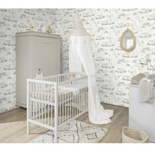 Kinderzimmer mit Kinderbett, Wickelkommode, Kleiderschrank und Mustertapete