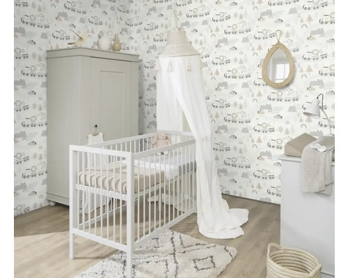 Kinderzimmer mit Kinderbett, Wickelkommode, Kleiderschrank und Mustertapete