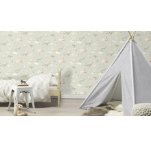 Dekoriertes Kinderzimmer mit Bett, Spielzelt und Tapete mit Weltraummotiven.