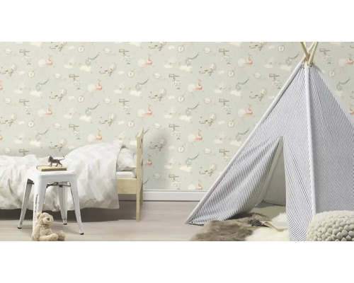 Dekoriertes Kinderzimmer mit Bett, Spielzelt und Tapete mit Weltraummotiven.