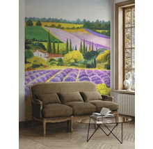 Wohnzimmer mit Landschaftstapete mit Lavendelfeldern und Sofa