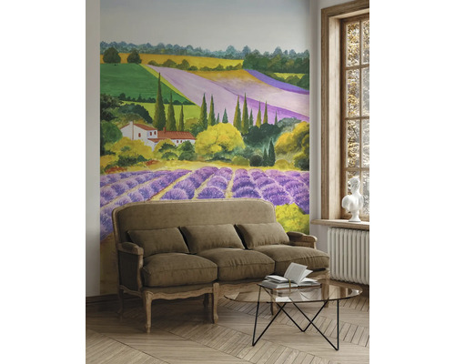 Wohnzimmer mit Landschaftstapete mit Lavendelfeldern und Sofa