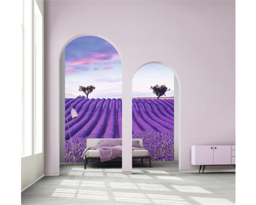Helles Zimmer mit Bett und Lavendelfeld Tapete
