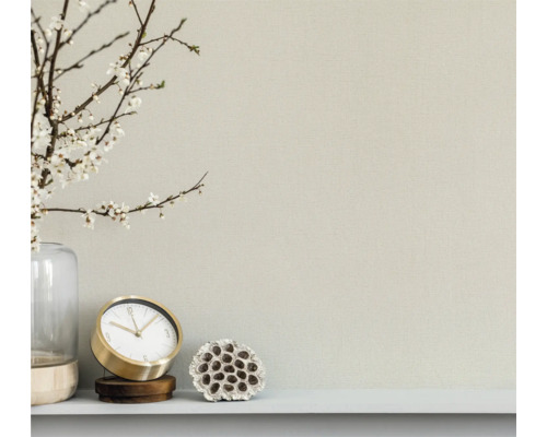 Helle Wand mit dekorativen Elementen wie einer Blumenvase, einer Uhr und einem Pflanzenstück