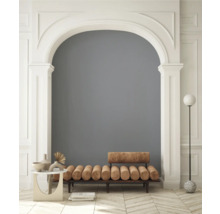 Interieur mit einem Sofa, einer Stehlampe und einem Tisch