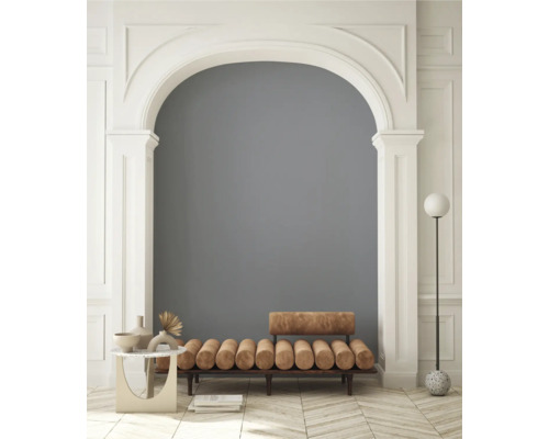 Interieur mit einem Sofa, einer Stehlampe und einem Tisch
