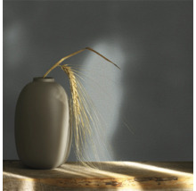 Dekorative Vase mit Getreidehalm auf einem Holztisch