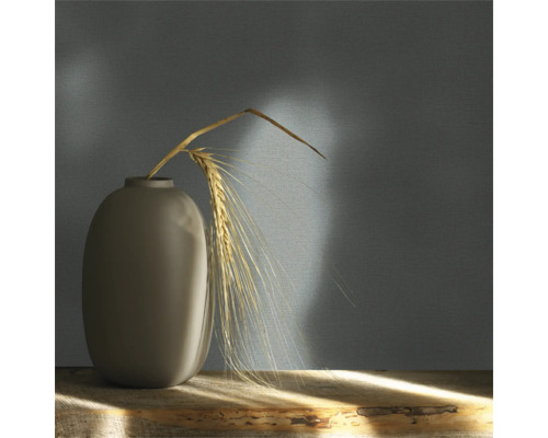 Dekorative Vase mit Getreidehalm auf einem Holztisch