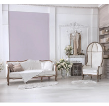 Elegantes Wohnzimmer mit Sofa, Sessel, Kamin und Bücherregal in hellem Design
