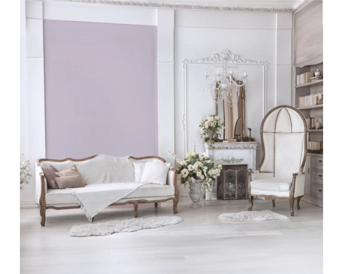 Elegantes Wohnzimmer mit Sofa, Sessel, Kamin und Bücherregal in hellem Design