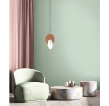 Wohnzimmer mit Sessel, Couchtisch und Pendelleuchte