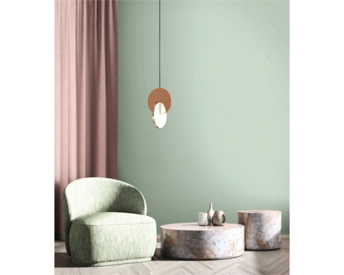 Wohnzimmer mit Sessel, Couchtisch und Pendelleuchte