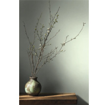 Dekorative Äste mit Blüten in einer Vase auf einem Tisch
