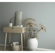 Dekoratives Arrangement mit Tisch, Vase und Trockenblumen