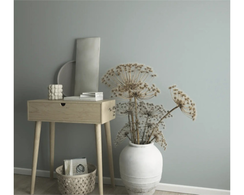Dekoratives Arrangement mit Tisch, Vase und Trockenblumen