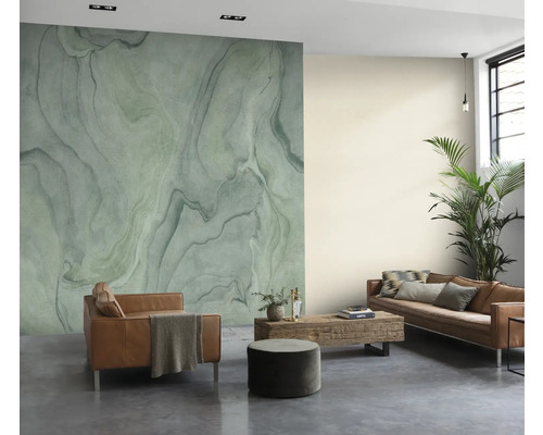 Wohnzimmer mit marmorierter Wandgestaltung in Grüntönen, Ledersofa und Holztisch