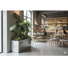 Innenraum eines Restaurants mit Tischen, Stühlen und Pflanzen