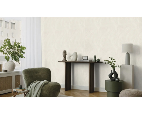 Helles Wohnzimmer mit Sessel, Konsole und Dekorationsgegenständen.