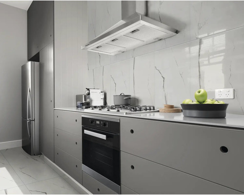 Moderne Küche mit Edelstahlgeräten, Dunstabzugshaube und grauen Schränken.