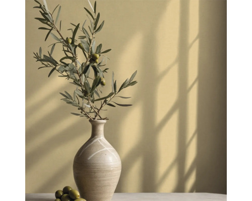 Dekorative Vase mit Olivenzweig auf Tisch