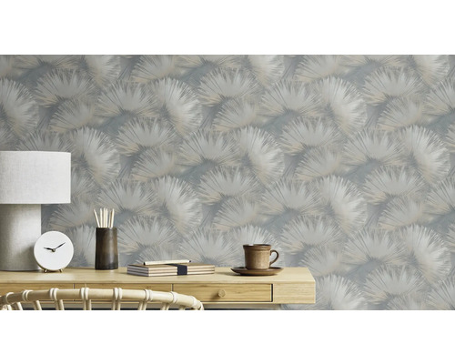 Dekoratives Zimmer mit gemusterten Tapeten, Schreibtisch und Wohnaccessoires.