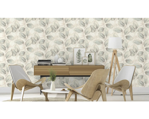 Wohnzimmer mit Blattmuster-Tapete, Holzmöbeln und Dekorationen für eine gemütliche Atmosphäre.