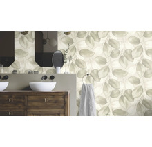 Badezimmer mit Waschtischunterschrank, Waschbecken und Blättertapete