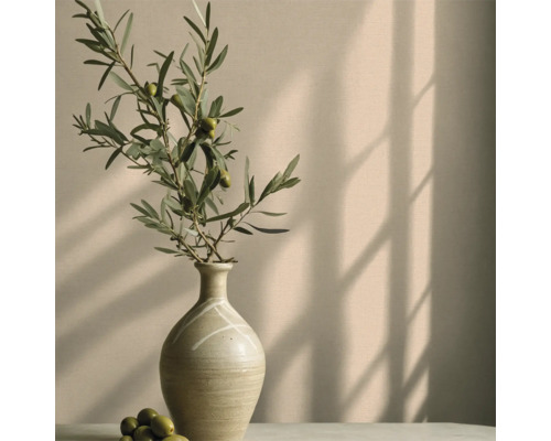 Dekorative Vase mit Olivenzweig und Oliven auf einer Oberfläche