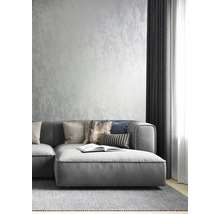 Wohnzimmer mit grauer Couch, Kissen und gemusterter Tapete