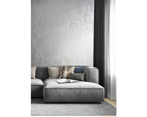Wohnzimmer mit grauer Couch, Kissen und gemusterter Tapete