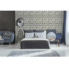 Schlafzimmer mit strukturierten Tapeten, Bett, Sofa und Stehlampe