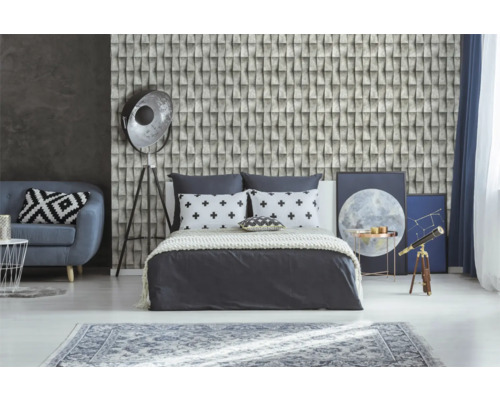 Schlafzimmer mit strukturierten Tapeten, Bett, Sofa und Stehlampe