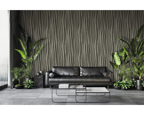 Wohnzimmer mit schwarzem Sofa, Couchtisch und dekorativer Wandverkleidung