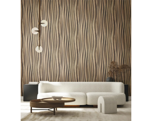 Wohnzimmer mit strukturierter Wandpaneele, Sofa, Tisch und Dekoration