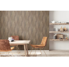 Esszimmer mit Designwandpaneel, Esstisch und Regalen