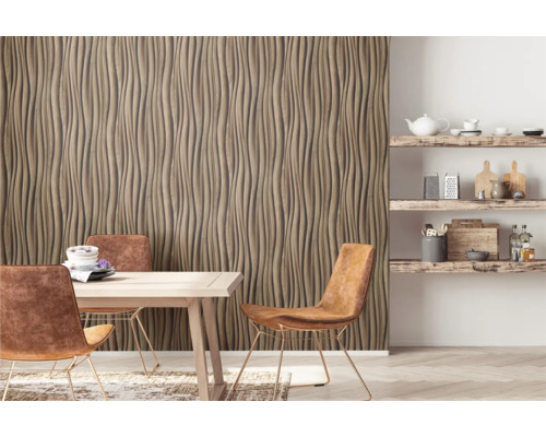 Esszimmer mit Designwandpaneel, Esstisch und Regalen