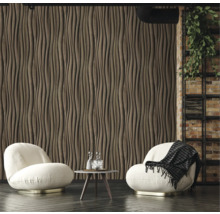 Wohnzimmer mit Designwandpaneelen, Sesseln und Beistelltisch