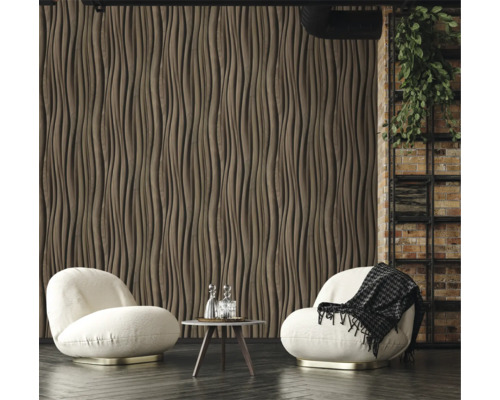Wohnzimmer mit Designwandpaneelen, Sesseln und Beistelltisch