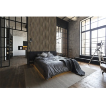 Schlafzimmer im Loftstil mit Bett, dekorativer Wandverkleidung und großen Fenstern