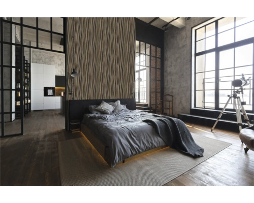 Schlafzimmer im Loftstil mit Bett, dekorativer Wandverkleidung und großen Fenstern