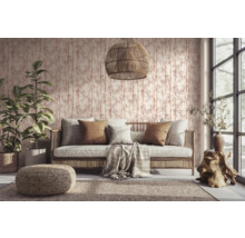 Wohnzimmer mit Bambustapete, Rattansofa, Kissen, Teppich, Tisch und Lampe