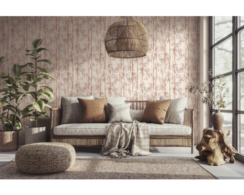 Wohnzimmer mit Bambustapete, Rattansofa, Kissen, Teppich, Tisch und Lampe
