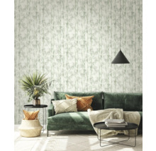 Wohnzimmer mit Bambus Tapete, Sofa, Kissen und Dekoration