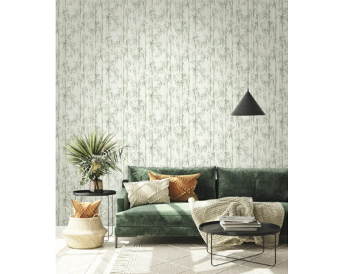 Wohnzimmer mit Bambus Tapete, Sofa, Kissen und Dekoration