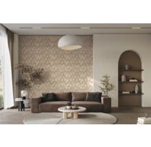 Wohnzimmer mit Sofa, gemusterter Tapete, Deckenleuchte und Dekoration