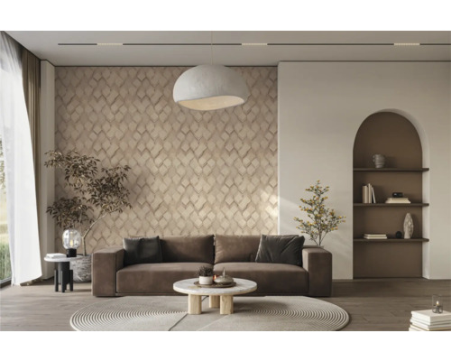 Wohnzimmer mit Sofa, gemusterter Tapete, Deckenleuchte und Dekoration